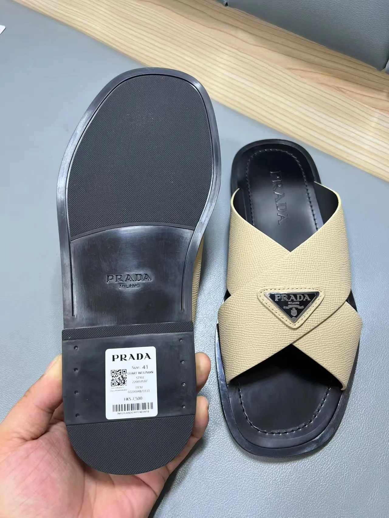 340💰PRADA Prada’s latest slippers are synchronized with the official website. This slipper is made of the brand’s unique and iconic Saffiano leather. The brand logo jumps out from the double straps, and the brand style is clearly visible. Cowhide gives men elegant charm and functional design, making it an ideal choice for vacation and leisure. Size:38-45
